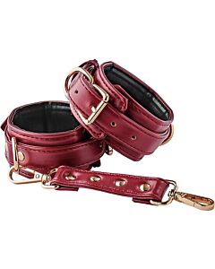 Leuchtend rote Knöchelbänder