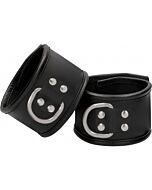 Handschellen mit schwarzem Vorhängeschloss